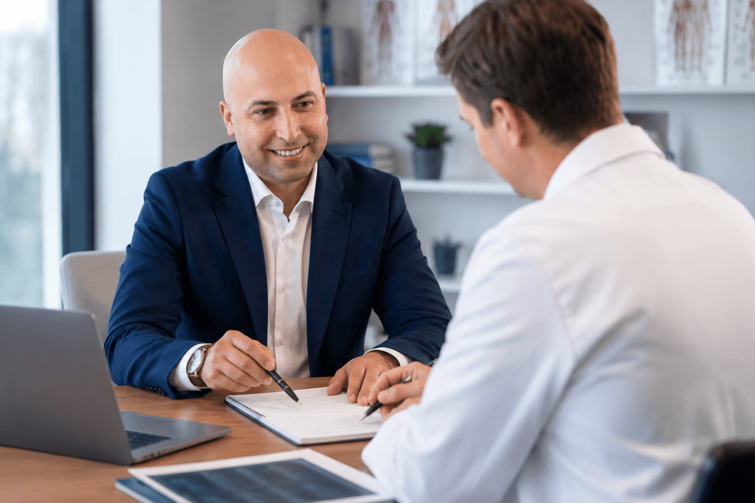 Ángel Mendoza conversando con un médico durante una consultoría