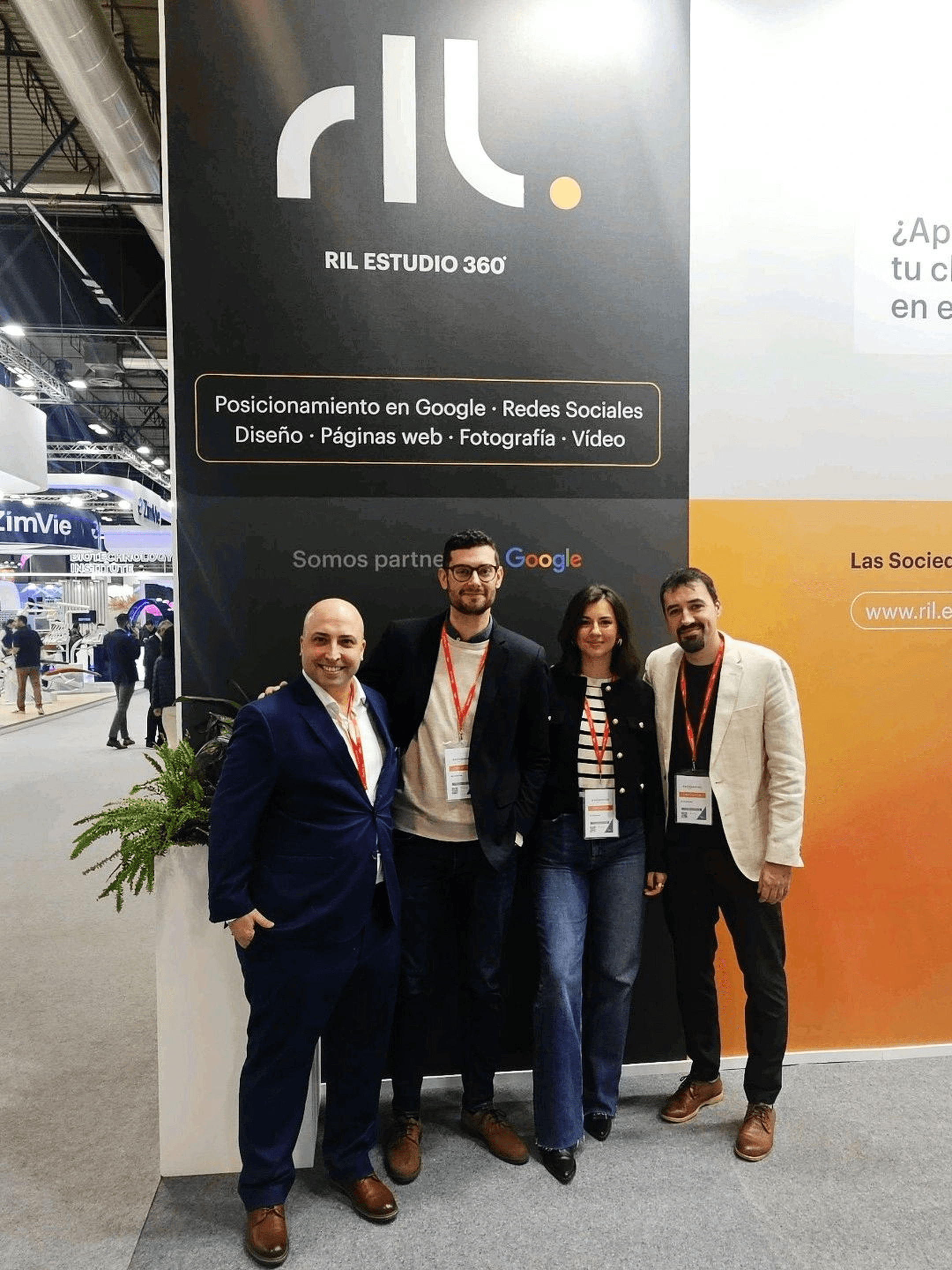 Ángel Mendoza con parte del equipo de rIL en Expodental